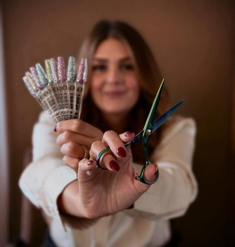 Shelly met nagels en een schaar